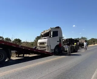 Motorista morre após ficar preso nas ferragens em acidente na Bahia