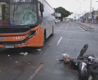 Mototaxista invade sinal vermelho e é atropelado por ônibus na Bahia