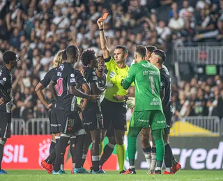 “Muito prejudicados”: Vasco se revolta com arbitragem contra o Vitória