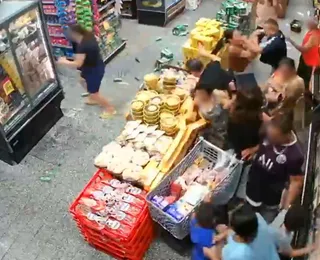 Mulher é morta a facadas pelo companheiro dentro de mercado