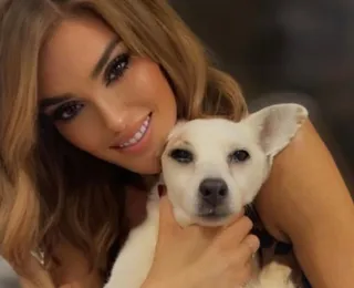 Mulher tatua cinzas de cachorro falecido nos olhos