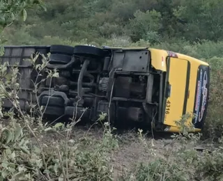 Ônibus com mais de 40 romeiros tomba e deixa dois mortos