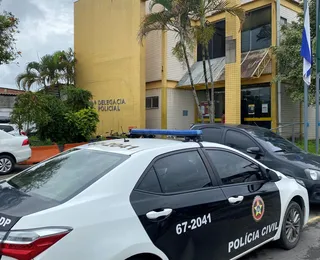 Pai agride filho de três anos após a criança urinar e defecar na roupa