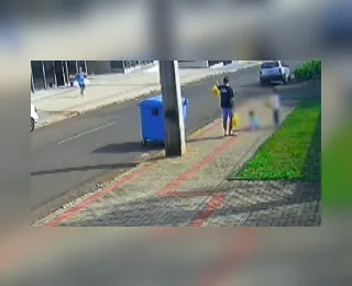 Pai é preso após ser flagrado chutando a própria filha de 3 anos