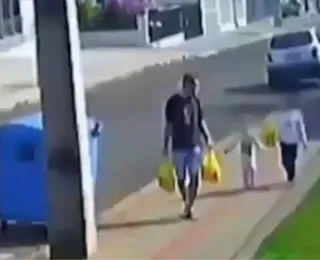 Pai preso por chutar filha de 3 anos diz que "perdeu a cabeça"