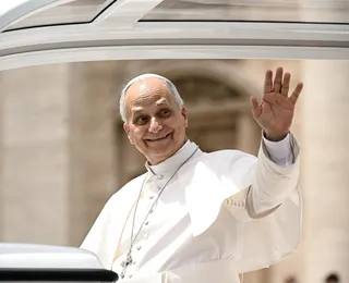 Papa Leão XIV visita Espanha sob ataque da extrema direita