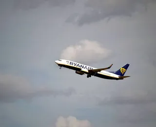 Passageiro é "sugado" após janela de avião se soltar durante voo