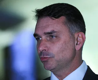 PF aponta que Flávio Bolsonaro cometeu calúnia contra Lula