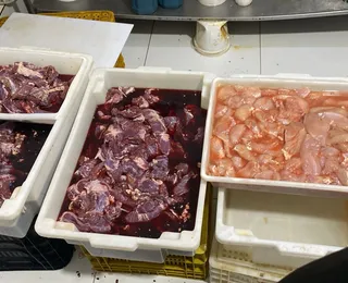 Polícia apreende quase 1 tonelada de alimentos impróprios na RMS