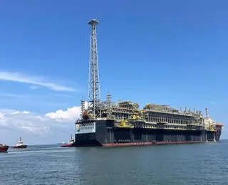 Preço do petróleo cai, mas segue acima da média anterior ao conflito