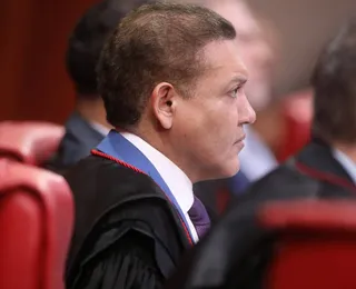 Presidente do TSE é criticado por suposta proximidade com Flávio