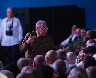 Raúl Castro reaparece de farda em Havana em meio a ameaças militares dos EUA