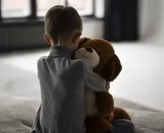 Recomeço após a tragédia: como a pensão do INSS tenta amparar o futuro de órfãos do feminicídio
