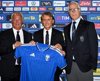 Roberto Mancini assume a Itália de olho em títulos e pede perdão