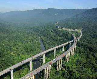 Rodovia brasileira corta a Mata Atlântica com viadutos de 70 metros