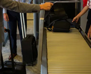Saiba como o raio-X da PF enxerga o interior das malas em aeroportos