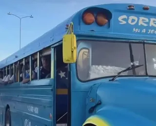 Seleção estreante na Copa viraliza ao andar de ônibus escolar; assista