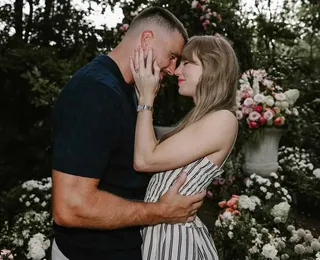 Taylor Swift se casa em cerimônia secreta e reúne estrelas nos EUA