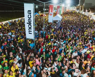 Thiago Aquino faz multidão arrochar no 1º dia do São João de Cruz