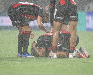 Titular do Vitória sente o joelho e deixa campo no 1º tempo em Natal