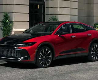 Toyota antecipa tecnologias da nova geração do Corolla via sedã Crown