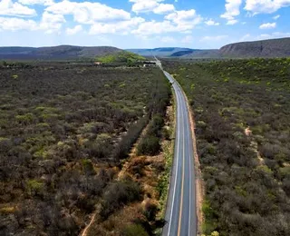 Trecho da BR-242 é interditado em Lençóis após acidente