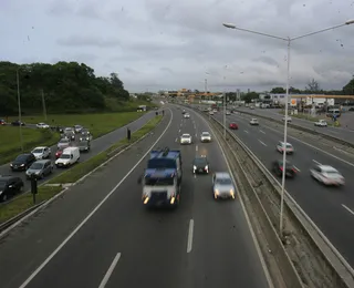 Trecho de acesso à BR-324 é bloqueado na Bahia; veja rotas alternativas