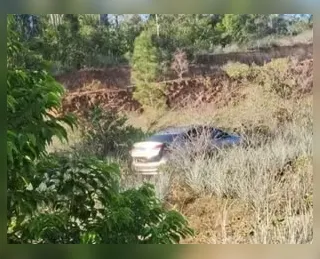 Três corpos são encontrados dentro de carro com marcas de tiros na Bahia