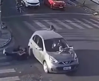 Vídeo: bebê fica preso em capô de carro após atropelamento