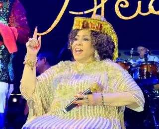 VÍDEO: Cantora Alcione se desequilibra e cai no palco durante show