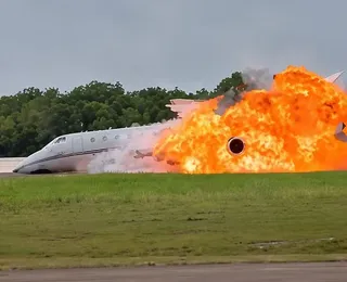 VÍDEO: Jatinho explode após cair em aeroporto e deixa dois mortos