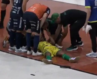 VÍDEO: Jogador da Chape fica ferido após ser atingido por lâmpada