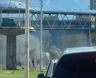 VÍDEO: Manifestação trava trânsito na Avenida Tancredo Neves