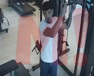 Vídeo mostra momento em que suspeito de importunação vira câmera em academia