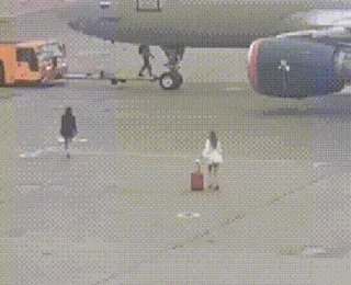 Vídeo: mulheres invadem pista e correm atrás de avião após perderem voo