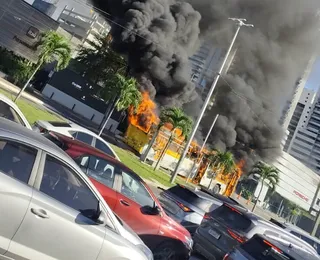 VÍDEO: ônibus pega fogo na Avenida Tancredo Neves