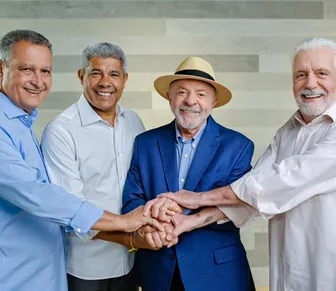 Ao lado de Jerônimo, Wagner e Rui, Lula grava mensagem aos baianos