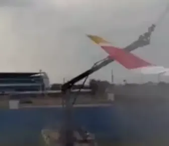 Avião se choca com caminhão de bombeiros durante voo inaugural