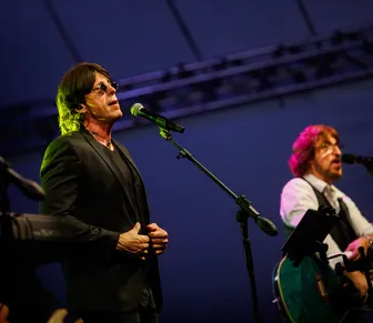 Bee Gees Alive reúne gerações e esgota ingressos em Salvador