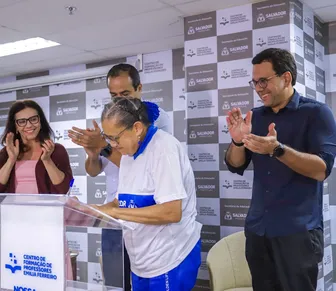 Bolsa de R$ 100 para estudantes de Salvador começa a ser paga em setembro