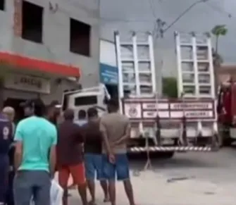 Caminhão desgovernado carregado de concreto atinge prédio e deixa sete feridos na Bahia