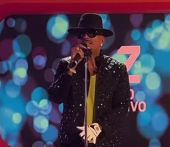 Cantor brasileiro vira meme após homenagear Michael Jackson; confira