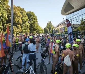 Ciclistas percorrem mais de 30 quilômetros nus durante protesto