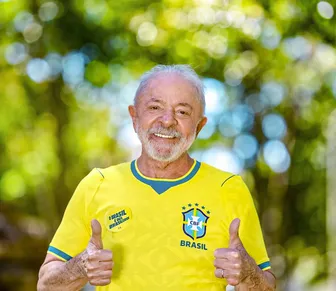 Deputado bolsonarista reage a post de Lula com camisa do Brasil