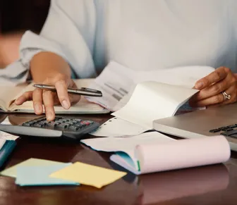 Endividamento das famílias atinge 81,6% e quebra recorde no Brasil