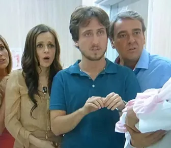 Ex-ator da Globo abandona vida de luxo e passa a morar em ônibus