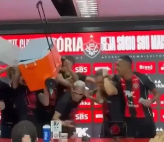 Festa! Jair Ventura é surpreendido com banho de gelo e deixa coletiva