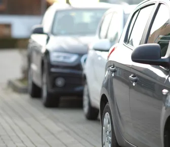Hábito inocente ao estacionar gera multa e pontos na CNH