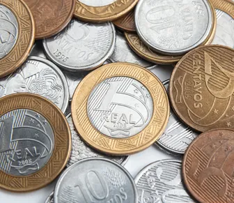 Inflação desacelera para 4,44% em 12 meses e volta à meta antes da eleição