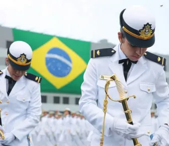 Marinha é condenada por obrigar militar trans a usar trajes masculinos